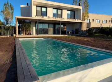 Casa · 170m² · 4 Ambientes · 2 Cocheras · Casa en San Sebastian