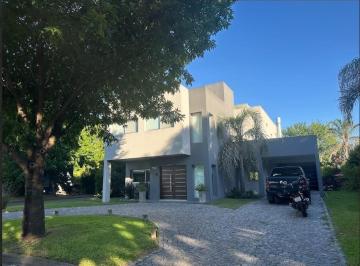 Casa · 335m² · 4 Ambientes · 2 Cocheras · Casa 4 Ambientes en Barrancas de Iraola, Hudson, Berazategui