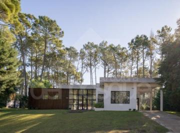 Casa de 5 ambientes, Cariló · Casa de Estilo Moderno, Ubicada en Barrio Zorzal
