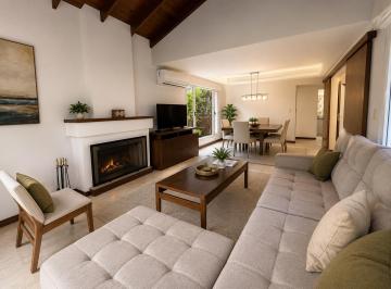 Casa · 170m² · 6 Ambientes · 2 Cocheras · Alquiler - Casa de Tres Dorm. Amoblada, Galería con Parrillero y Pileta. Cadaques, Funes Hills