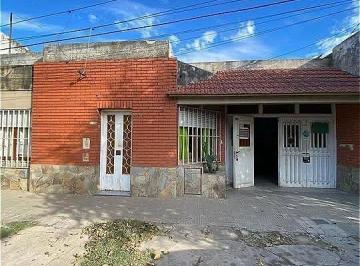 Casa · 118m² · 4 Ambientes · 2 Cocheras · Casa 3 Dorm. con Cochera y Pileta en Barrio Matheu