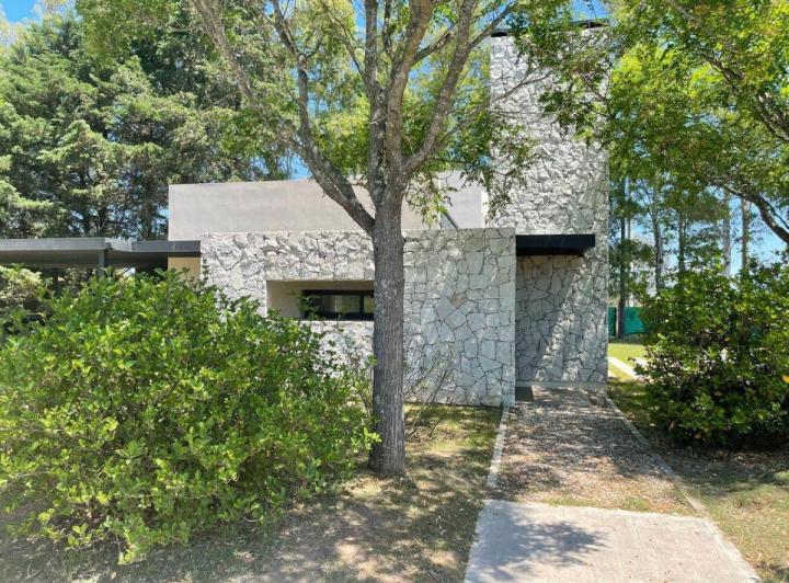 Casa · 170m² · 5 Ambientes · 2 Cocheras