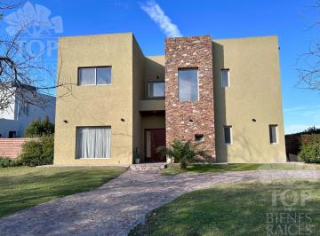 Casa · 916m² · 6 Ambientes · 6 Cocheras · Casa en Alquiler Anual Al Agua en El Canton