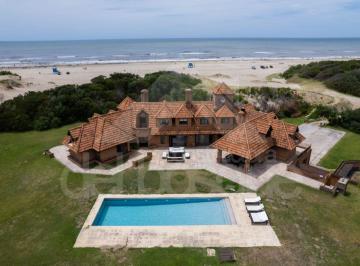 Casa de 10 ambientes, Cariló · "El Remanso" Chalet con Vista Espectacular Al Mar, Ubicado Sobre 3 Lotes