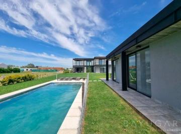 Casa · 260m² · 5 Ambientes · 4 Cocheras · Casa en Venta - Medal Country Club - Pilar