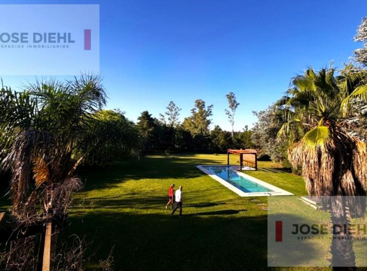 Casa · 350m² · 6 Ambientes · 3 Cocheras