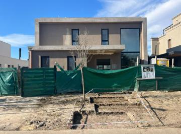 Casa · 294m² · 5 Ambientes · 4 Cocheras · Venta Casa Nordelta Barrio Carpinchos 5 Ambientes a Estrenar