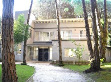Casa de 7 ambientes, Cariló · Estilo Moderno, con Piscina Climatizada, Rodeada de un Bello Bosque