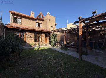 Casa · 211m² · 6 Ambientes · 1 Cochera · 3 Hab/2 Baños/jardin/dorrego