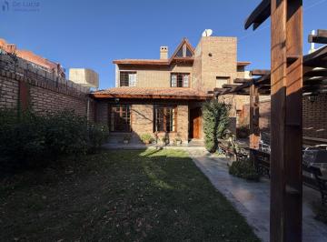 Casa · 211m² · 6 Ambientes · 1 Cochera · 3 Hab/2 Baños/jardin/dorrego