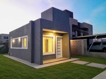 Casa · 45m² · 4 Ambientes · 2 Cocheras · Casa en Alquiler El Triunfo, Valle Cercano