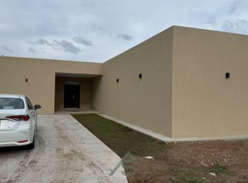 Casa · 140m² · 4 Ambientes · 3 Cocheras · Casa en Oportunidad en Barrio El Ensueño