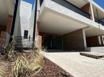 Casa · 180m² · 13 Ambientes · 2 Cocheras · Venta Duplex en La Luisita