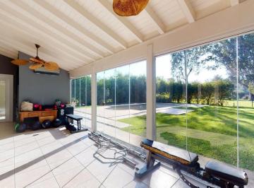 Casa · 370m² · 7 Ambientes · 1 Cochera · Casa en Venta en Abril Club de Campo, con Pileta, 4 Dorm. y Quincho