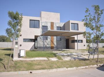 Casa · 105m² · 6 Ambientes · 1 Cochera · Coco Channel