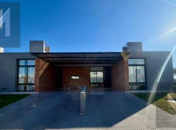 PH · 71m² · 4 Ambientes · 2 Cocheras · Duplex en Venta. Dos Dorm.. Planta Baja. Patio con Asador. Cochera
