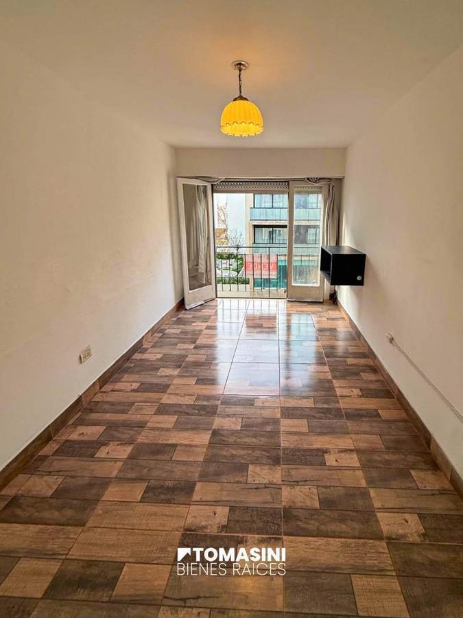 Monoambiente al frente con balcón francés y vista abierta