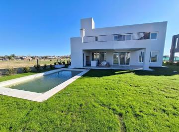 Casa · 286m² · 6 Ambientes · 4 Cocheras · Casa en Venta en Barrio Cerrado Village Plaza con Pileta
