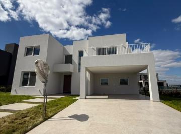 Casa · 286m² · 6 Ambientes · 4 Cocheras · Casa en Venta en Barrio Cerrado Village Plaza con Pileta