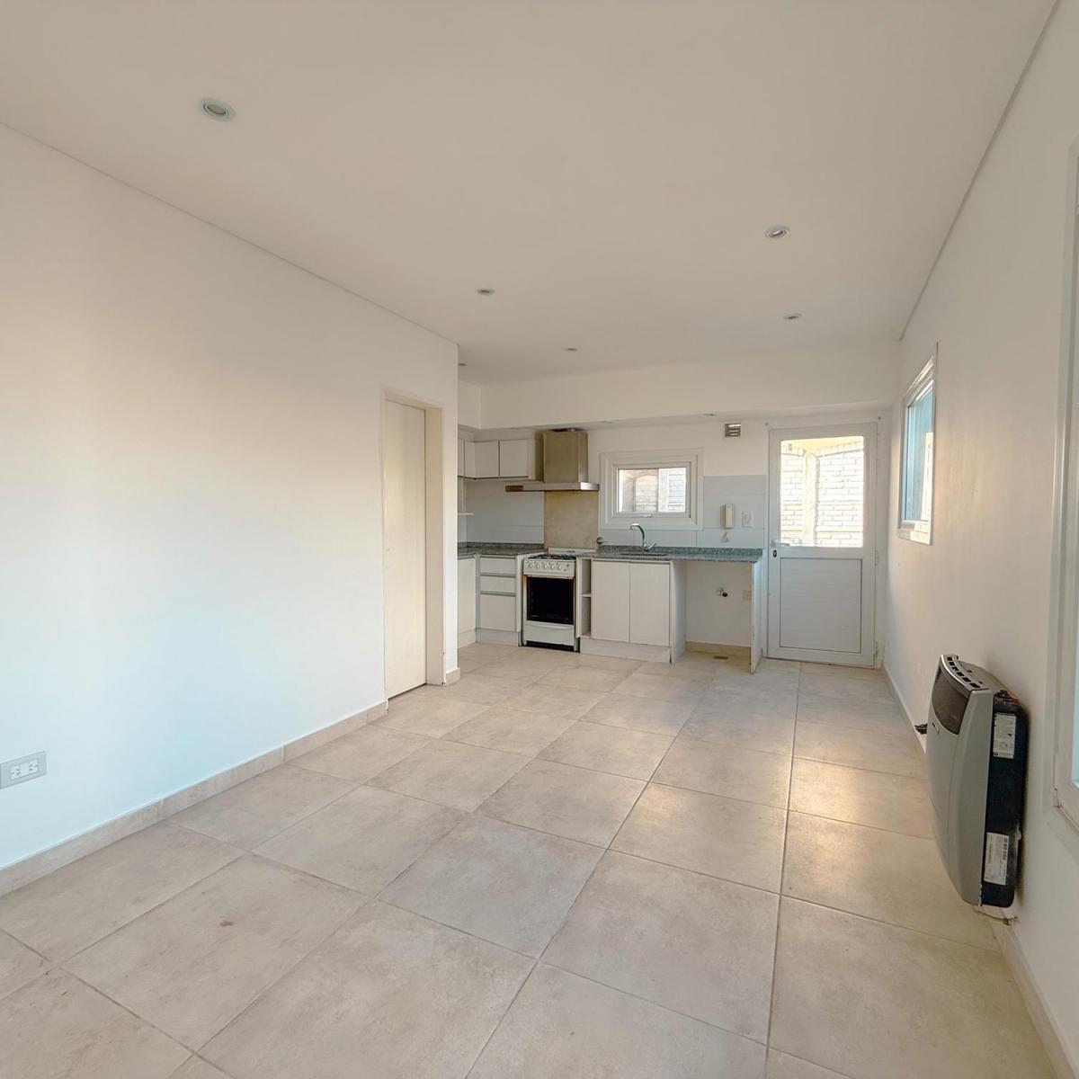 Duplex 1 dorm, 76m² con patio y cochera — Primera Junta