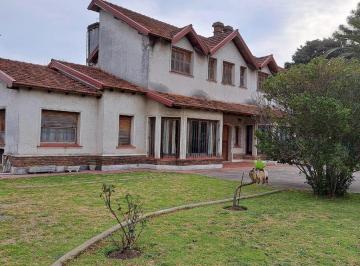 Casa · 240m² · 10 Ambientes · 4 Cocheras · Casa en City Bell de 5 Dorm.