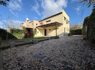 Casa · 80m² · 4 Ambientes · 2 Cocheras · Casa en Alquiler Villa Castells