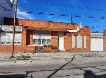 Casa de 3 ambientes, Tres de Febrero · Casa de 200 m² con 2 Dorm. en Venta en Villa Raffo