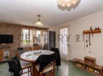 Casa · 210m² · 3 Ambientes · 2 Cocheras · Casa en Venta en La Plata Tolosa con Departamento y Local Propio
