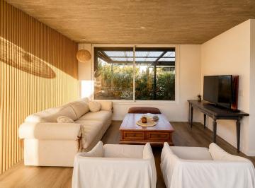 Casa · 230m² · 6 Ambientes · Casa en Venta en Santa Guadalupe, Pilar del Este, Pilar