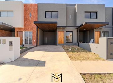Casa · 110m² · 4 Ambientes · 2 Cocheras · Dúplex en Venta | Prados de Manantiales