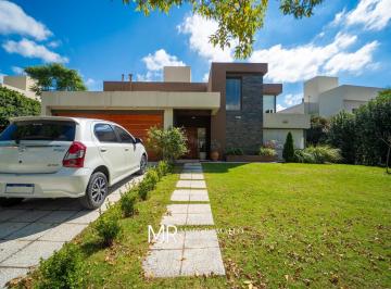 Casa · 447m² · 8 Ambientes · 2 Cocheras · Un Hogar a Minutos del Centro de Cba en El Country de Manantiales - Appto. Credito