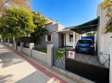 Casa · 101m² · 3 Ambientes · 2 Cocheras · Casa de 2 Dorm. en La Mejor Zona de Banfield Oeste