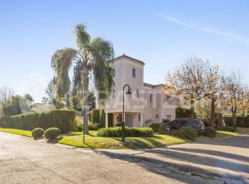 Casa · 172m² · 5 Ambientes · 2 Cocheras · Casa en Venta en Lote Central en Haras de Pilar, El Establo