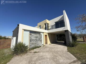 Casa · 150m² · 4 Ambientes · 1 Cochera · Casa en Venta Barrio Santa Elena - Pilar del Este