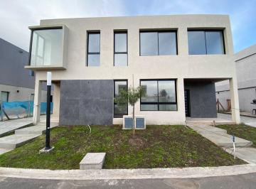 Casa · 140m² · 5 Ambientes · 1 Cochera · Casa Twin en Spring Park