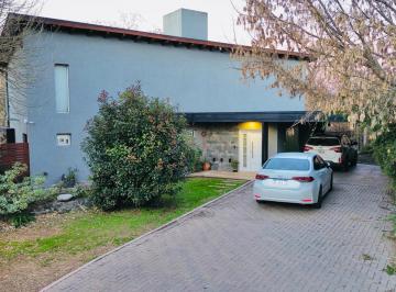 Casa · 336m² · 3 Ambientes · 2 Cocheras · Casa en Venta en La Arboleda - 3 Dorm. - Gran Terreno - Pileta