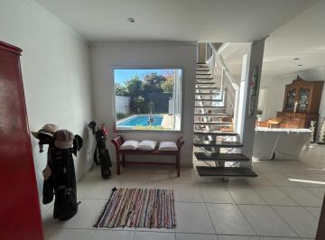 Casa · 240m² · 5 Ambientes · 2 Cocheras · Casa Moderna en La Horqueta