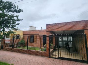 Casa · 200m² · 4 Ambientes · 2 Cocheras · Casa 3 Dor. Frente a Plaza - a 5 Min de Nuevocentro Shopping - Escritura