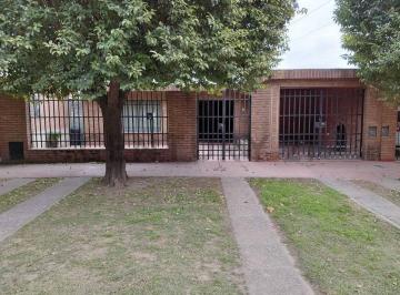 Casa · 151m² · 4 Ambientes · 2 Cocheras · Venta de Hermosa Casa en Barrio Kennedy Octavio Bounge 3834