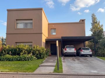 Casa · 230m² · 6 Ambientes · Casa 4 Dorm con Pileta - Aguadas Barrio Privado - Funes | Venta