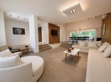 Casa · 550m² · 5 Ambientes · 1 Cochera · Alquiler Casa Moderna - Lote Central 550 m² - Miraflores Country Club