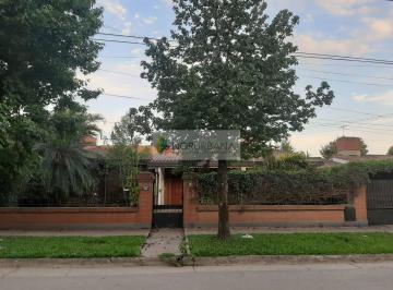 Casa · 260m² · 4 Dormitorios · 3 Cocheras · Casa en Venta o Alquiler en Yerba Buena - Perfil Comercial