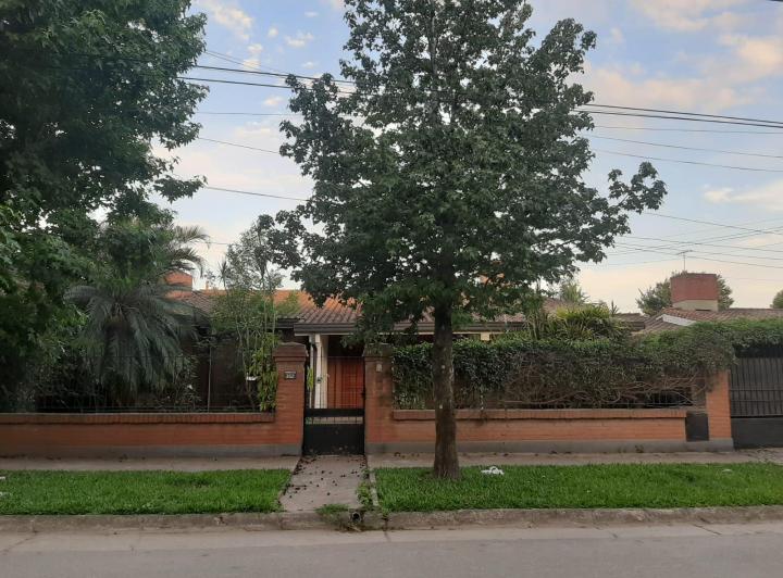Casa · 260m² · 4 Dormitorios · 3 Cocheras