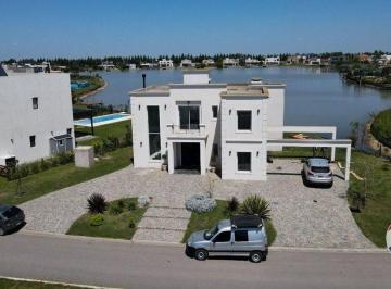 Casa · 170m² · 5 Ambientes · 2 Cocheras · Casa en Alquiler 5 Ambientes en Cruz del Sur
