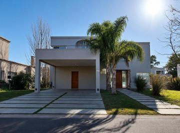 Casa · 260m² · 4 Ambientes · 4 Cocheras · Casa de 4 Ambientes en Venta en Weston