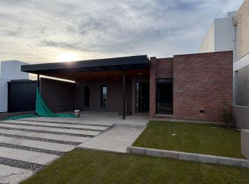 Casa · 160m² · 1 Ambiente · 2 Cocheras · Se Vende Excelente Casa Desarrollada en Una Planta en Barrio Rincones de Manantiales
