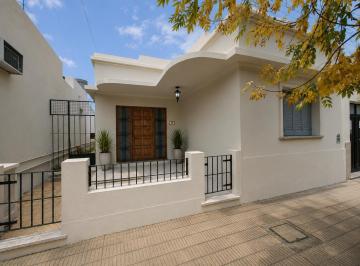 Casa · 194m² · 4 Ambientes · Casa con Excelente Ubicación en Pleno Centro de Lobos
