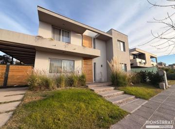 Casa de 4 ambientes, Maipú · Casa en Venta 3 Dorm.. 3 Baños. Pileta. Jardín. Depósito. Fogonero