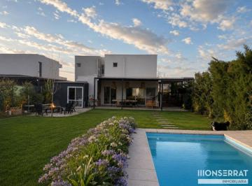Casa de 4 ambientes, Maipú · Casa en Venta 3 Dorm.. 3 Baños. Pileta. Jardín. Depósito. Fogonero