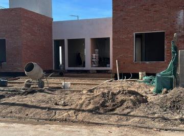 Casa · 61m² · 4 Ambientes · 1 Cochera · Duplex en Venta 2d.1b - Pampas de Manantiales